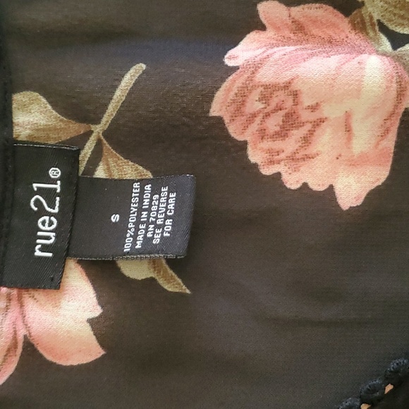 💥 3/$30 NWOT Rue21 Peasant Cropped Floral Blouse - Picture 7 of 8